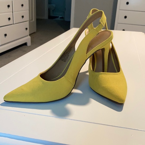 Material Girl mustard yellow pumps - Picture 1 of 4